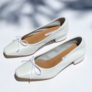 About Arianne Mina Pumps in Summer White. Size 40  brand new